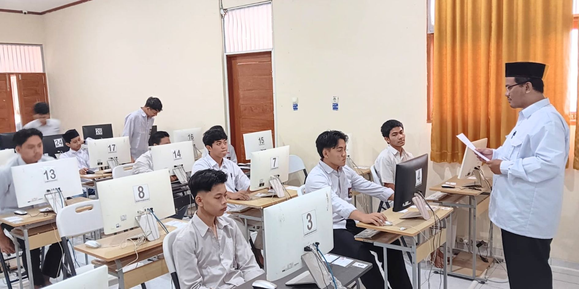 Santri kelas 12 MIPA dan 12 Agama PPTQ Harun Asy Syafii mengikuti Tes Kemampuan Akademik 2026